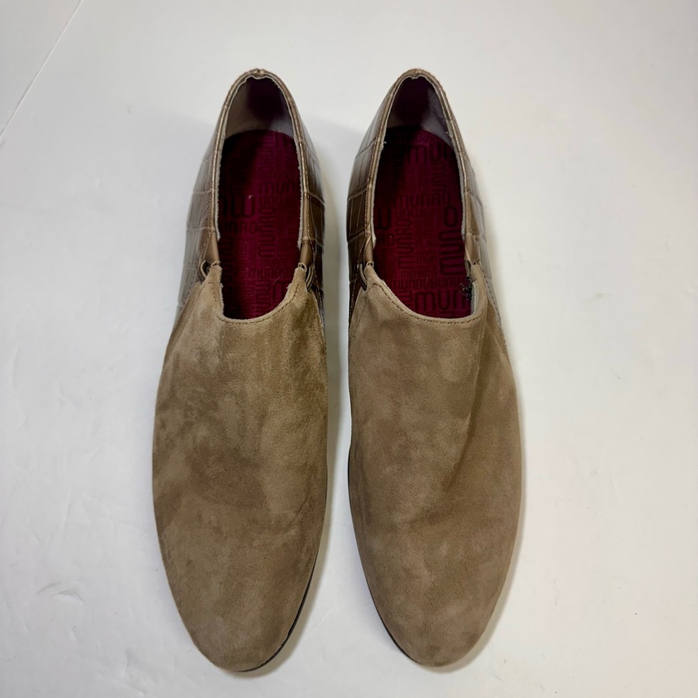 Munro Woman’s Tan Suede ankle bootie 9.5